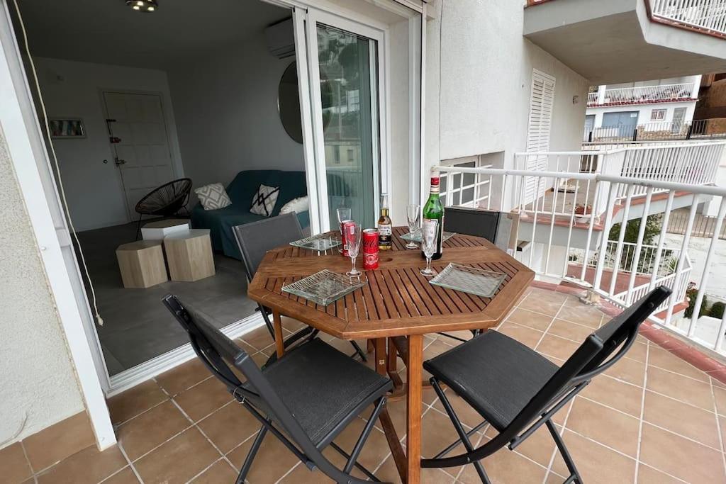 Apartamento Tres Habitaciones Con Vistas Al Mar En Ρόζες Εξωτερικό φωτογραφία