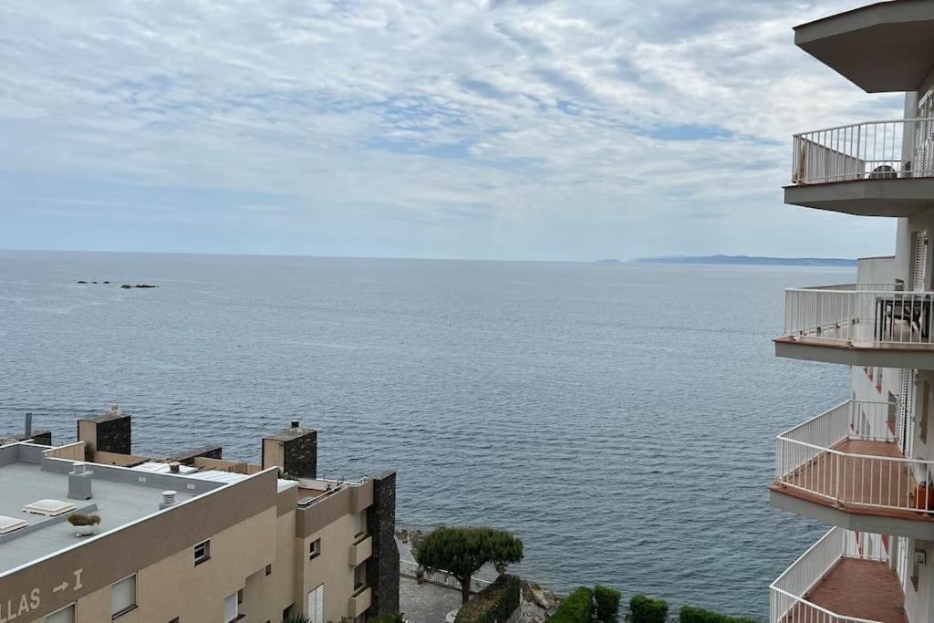 Apartamento Tres Habitaciones Con Vistas Al Mar En Ρόζες Εξωτερικό φωτογραφία