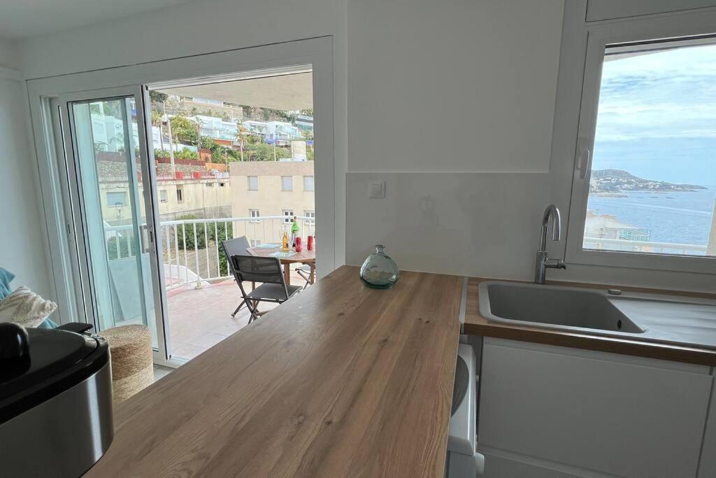 Apartamento Tres Habitaciones Con Vistas Al Mar En Ρόζες Εξωτερικό φωτογραφία